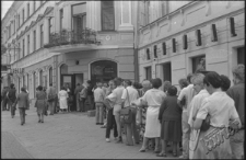 Kolejka do biura podróży Orbis na Krakowskim Przedmieściu w Lublinie