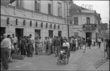 Kolejka do biura podróży Orbis na Krakowskim Przedmieściu w Lublinie