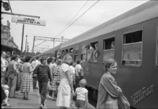 Pasażerowie na 1 peronie Gł&oacute;wnego Dworca PKP w Lublinie