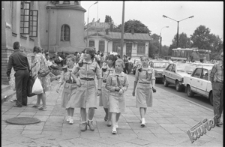Harcerki przed Dworcem Gł&oacute;wnym PKP w Lublinie