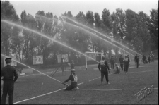 Uczestnicy zawod&oacute;w strażackich na stadionie