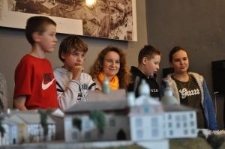 Maryna Czarna podczas oprowadzania grupy młodzieży po wystawie &bdquo;Portret Miejsca&rdquo; w Ośrodku &bdquo;Brama Grodzka &ndash; Teatr NN&rdquo;