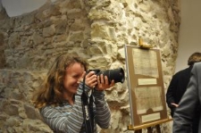 Maryna Czarna podczas robienia dokumentacji fotograficznej z prezentacji projektu internetowego „Lublin w dokumencie”