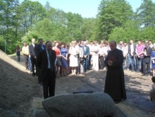 Uroczystość upamiętnienia miejsca mordu i pochówku 12 Żydów rozstrzelanych przez hitlerowców w latach 1942-1943 w Piotrowicach