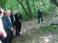 Uroczystości upamiętnienia miejsca mordu i poch&oacute;wku 12 Żyd&oacute;w rozstrzelanych przez hitlerowc&oacute;w w latach 1942-1943 w Piotrowicach