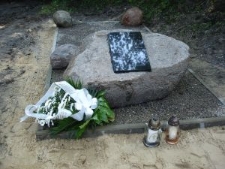 Kamień i tablica z inskrypcją upamiętniająca zamordowanych Żyd&oacute;w w latach 1942-1943 w Piotrowicach