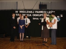 Przekazanie krzew&oacute;w winorośli Gimnazjum z Zespołu Szk&oacute;ł Publicznych w Bystrzycy Starej