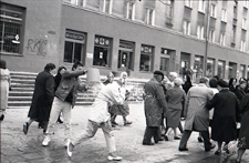 Śmigus-dyngus w Lublinie - polewanie wodą na Alejach Racławickich koło Kościoła Garnizonowego