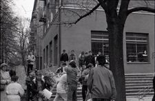 Śmigus-dyngus w Lublinie - polewanie wodą na Alejach Racławickich koło Kościoła Garnizonowego i pralni Tęcza