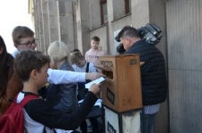 Młodzież szkolna wrzuca listy do Henia Żytomirskiego do skrzynki pocztowej Teatru NN na Krakowskim Przedmieściu 64