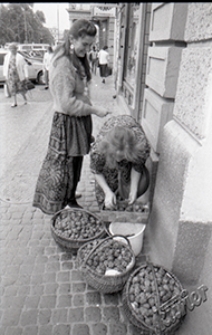 Krakowskie Przedmieście w Lublinie z Placem Litewskim w tle - handel uliczny truskawkami