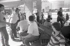 Dworzec PKS w Lublinie - pasażerowie oczekujący na peronie