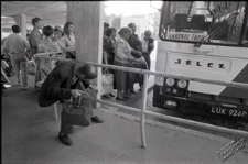 Dworzec PKS w Lublinie - kolejka pasażer&oacute;w przy autobusie do Kraśnika