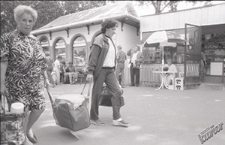 Dworzec PKS w Lublinie - podr&oacute;żni przy pawilonach handlowych