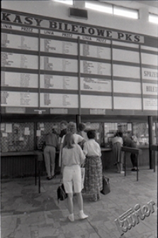 Dworzec PKS w Lublinie - kasy biletowe i rozkłady jazd w hali dworca