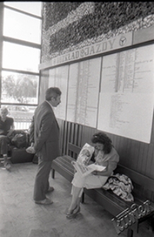 Dworzec PKS w Lublinie - przy rozkładzie jazdy w hali dworca