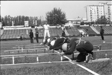 Strażacy podczas zawodów na stadionie