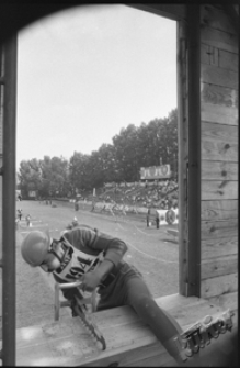 Strażak podczas zawodów na stadionie Lublinianka w Lublinie