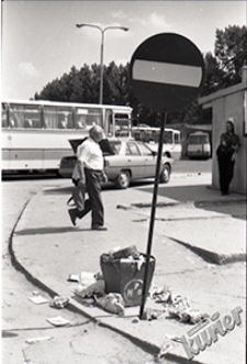 Dworzec PKS w Lublinie - zaśmiecony wyjazd z placu manewrowego