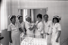 Narodziny - noworodek i zespół lekarski na oddziale położniczym