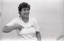 Kobieta w koszulce nakłaniającej do rzucenia palenia tytoniu