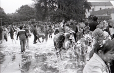 Pokazy strażackie na Placu Litewskim w Lublinie - tłum w pianie