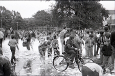 Pokazy strażackie na Placu Litewskim w Lublinie - tłum w pianie