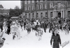 Pokazy strażackie na Placu Litewskim w Lublinie z widokiem na Pocztę Główną - tłum w pianie