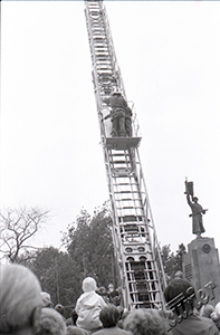 Pokazy strażackie w Lublinie na Placu Litewskim z pomnikiem Armii Czerwonej w tle - strażacy na wysięgniku