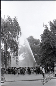 Pokazy strażackie na Placu Litewskim w Lublinie widziane z ulicy 3 Maja - polewaczka w akcji