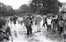 Pokazy strażackie na Placu Litewskim w Lublinie - tłum w pianie wok&oacute;ł Baobabu