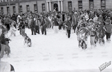Pokazy strażackie na Placu Litewskim w Lublinie, z Pocztą Główną w tle - dzieci bawiące się w pianie
