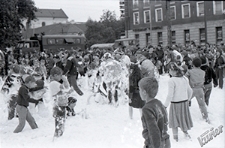 Pokazy strażackie na Placu Litewskim w Lublinie - dzieci bawiące się w pianie