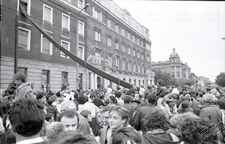 Pokazy strażackie na Placu Litewskim w Lublinie - demonstracja zjeżdżalni z okna Poczty Gł&oacute;wnej