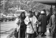 Kobiety na przystanku autobusowym przy Ogrodzie Saskim w Lublinie