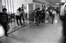 Szkoła Podstawowa nr 6 w Lublinie - na korytarzu przy wejściu podczas przerwy