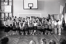 Szkoła Podstawowa nr 6 w Lublinie - występy dzieci w strojach ludowych podczas apelu