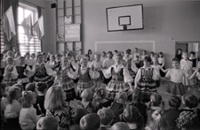 Szkoła Podstawowa nr 6 w Lublinie - występy dzieci w strojach ludowych podczas apelu