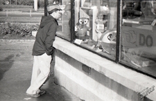 LSM w Lublinie - dziecko przy witrynie sklepu z zabawkami