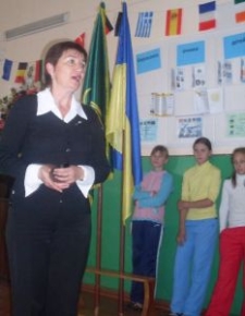 Warsztat edukacyjny na temat Babiego Jaru prowadzi dyrektorka szkoły w Turbowie Larysa Kovtun