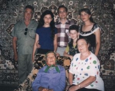 Sprawiedliwa wśr&oacute;d Narod&oacute;w Świata Luba Fiszczuk (Zubariewa) w otoczeniu rodziny