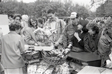 Plac Litewski w Lublinie - przy stoisku handlowym