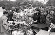 Plac Litewski w Lublinie - radość przy stoisku hanlowo-promocyjnym