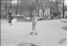 Dziewczynka na deskorolce na placu Litewskim w Lublinie
