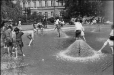 Kąpiące się dzieci w fontannie na placu Litewskim w Lublinie