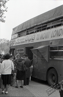 Plac Litewski w Lublinie - ludzie wchodzący do piętrowego autobusu BBC
