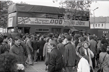 Plac Litewski w Lublinie - tłum zgromadzony przed piętrowym autobusem Radia BBC