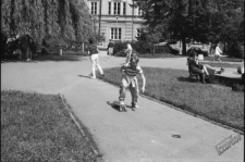 Dzieci na deskorolkach na placu Litewskim w Lublinie