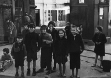 Dzieci w żydowskiej dzielnicy mieszkaniowej w Lublinie
