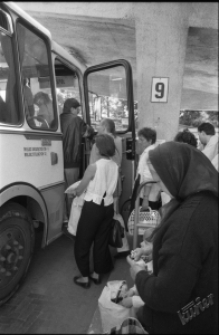 Kolejka pasażer&oacute;w przy autobusie do Białej Podlaski na Dworcu PKS w Lublinie